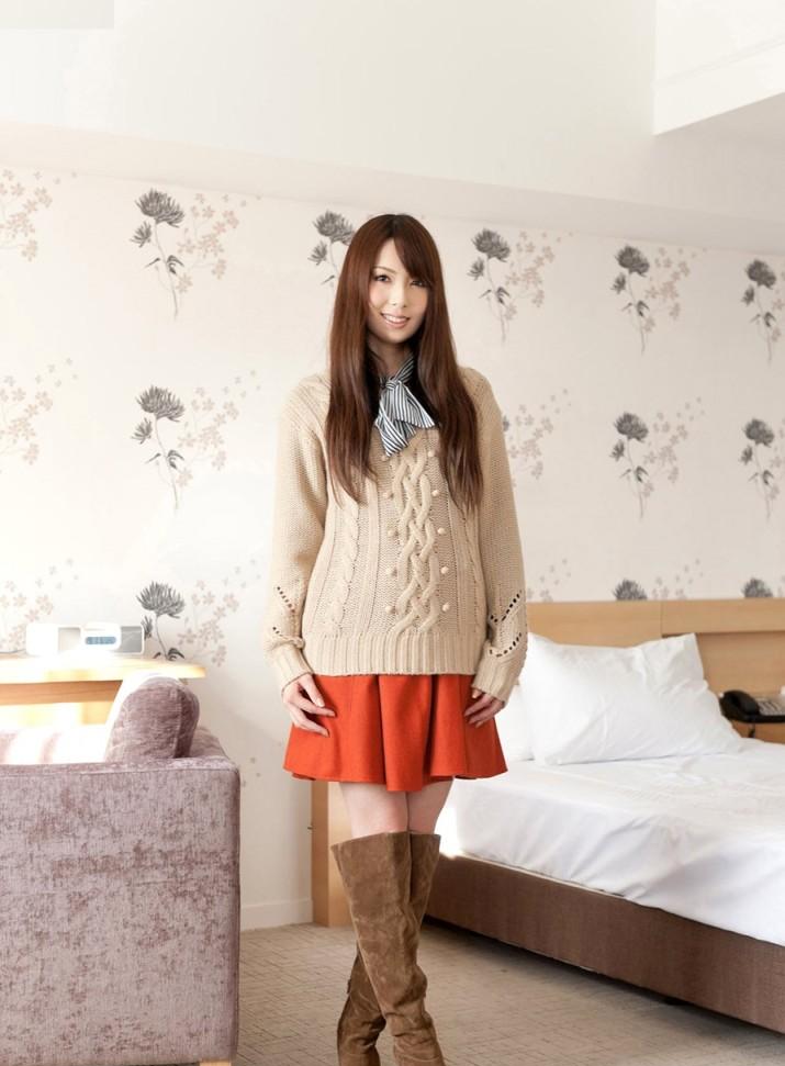 yui-hatano-in-red-skirt-715x1024