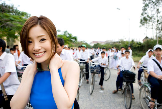 aya-ueto-vietnamese-aodai-1