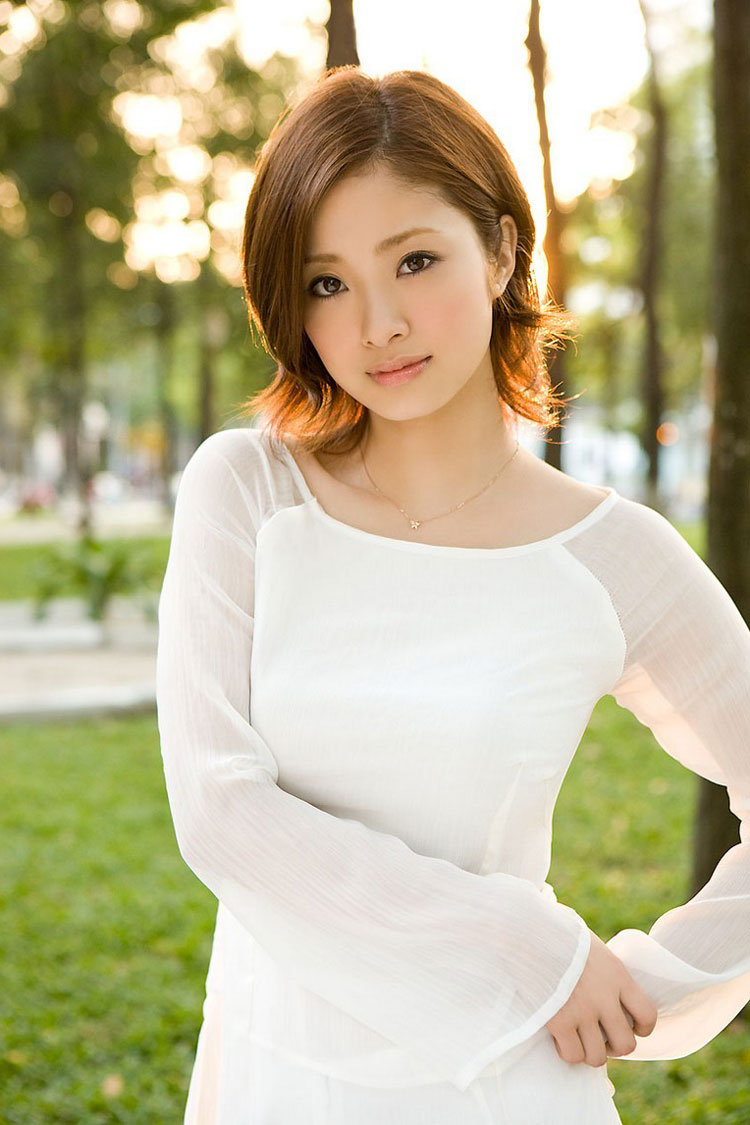 aya-ueto-vietnamese-aodai-8